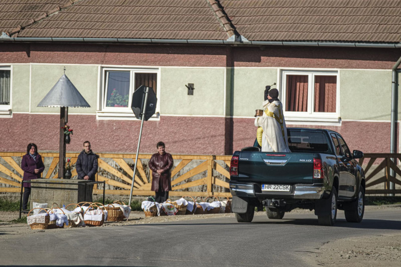 Húsvét - Csíkcsicsón a plébános autóval járta körbe a falut