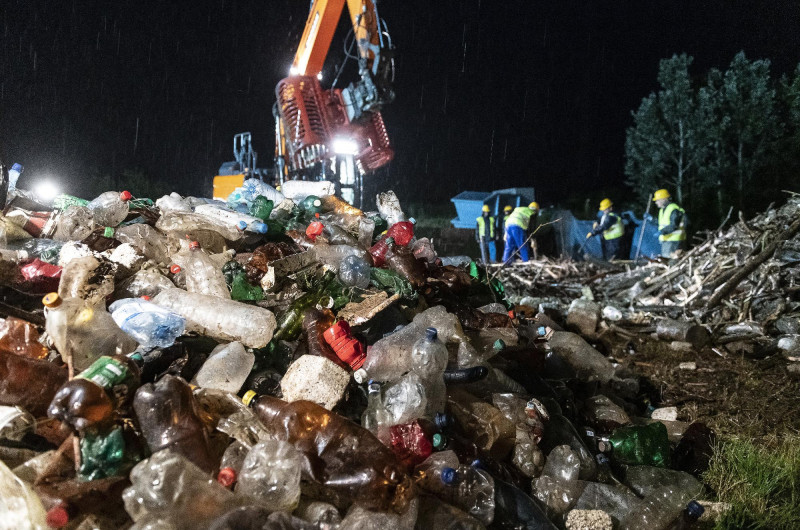 Nagy mennyiségű hulladékot emelnek ki a Szamosból Olcsván 