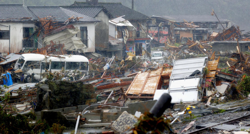 Árvizek és földcsuszamlások Japánban