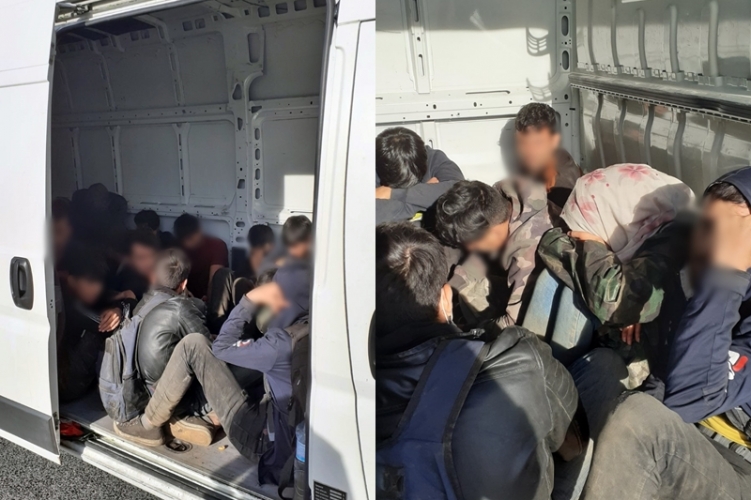 Kattant a bilincs 15 embercsempészen, akik összesen 700 menekültet szállítottak