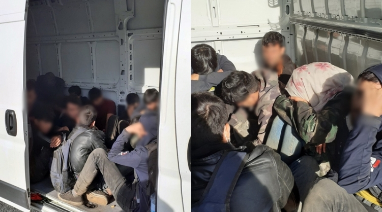 Kattant a bilincs 15 embercsempészen, akik összesen 700 menekültet szállítottak