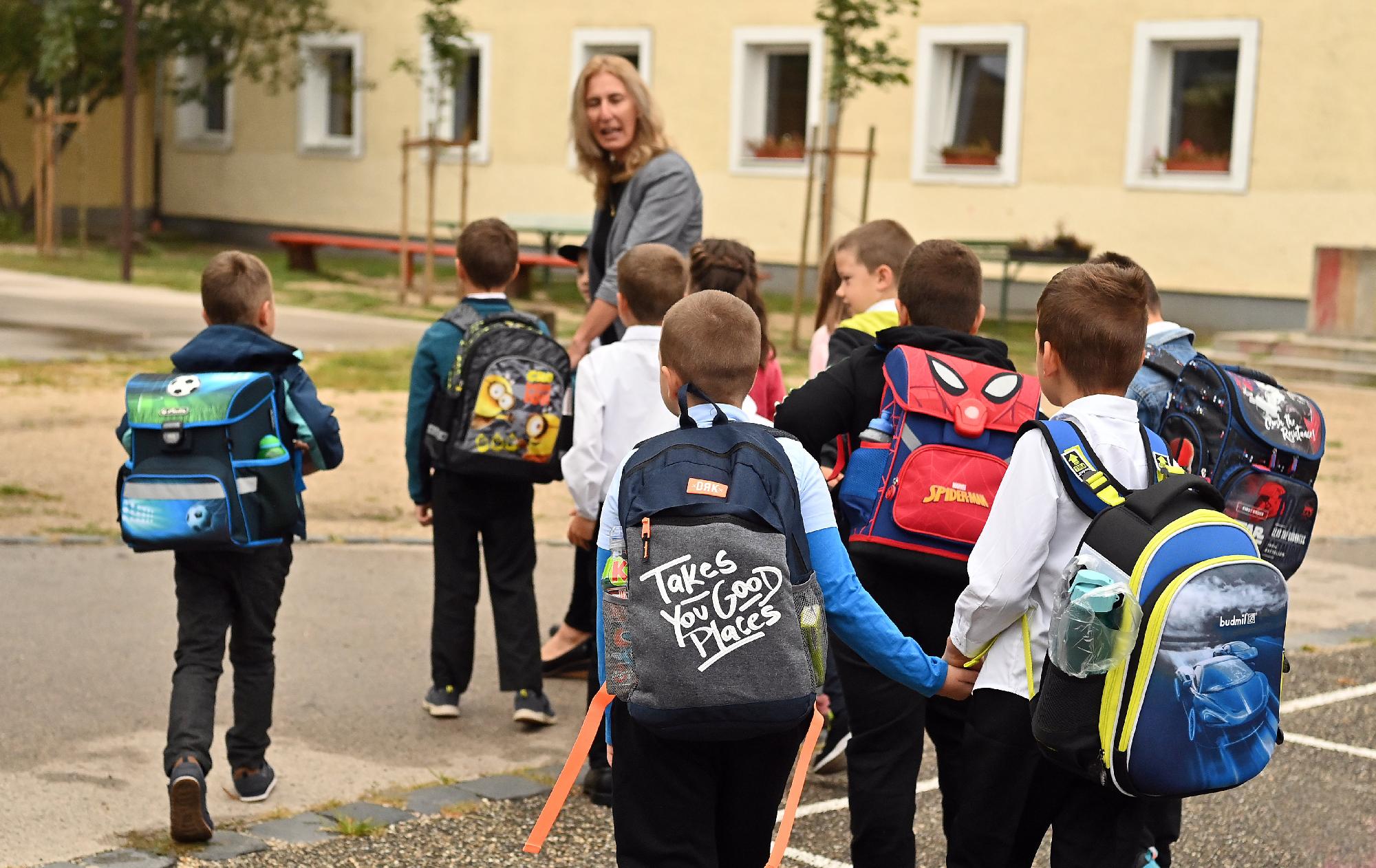 Havi 75 ezer forint plusz pénzre pályázhatnak a pedagógusok