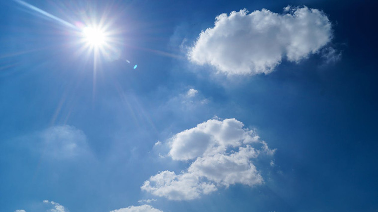 Szeles, mégis napos idő vár ránk hétfőn