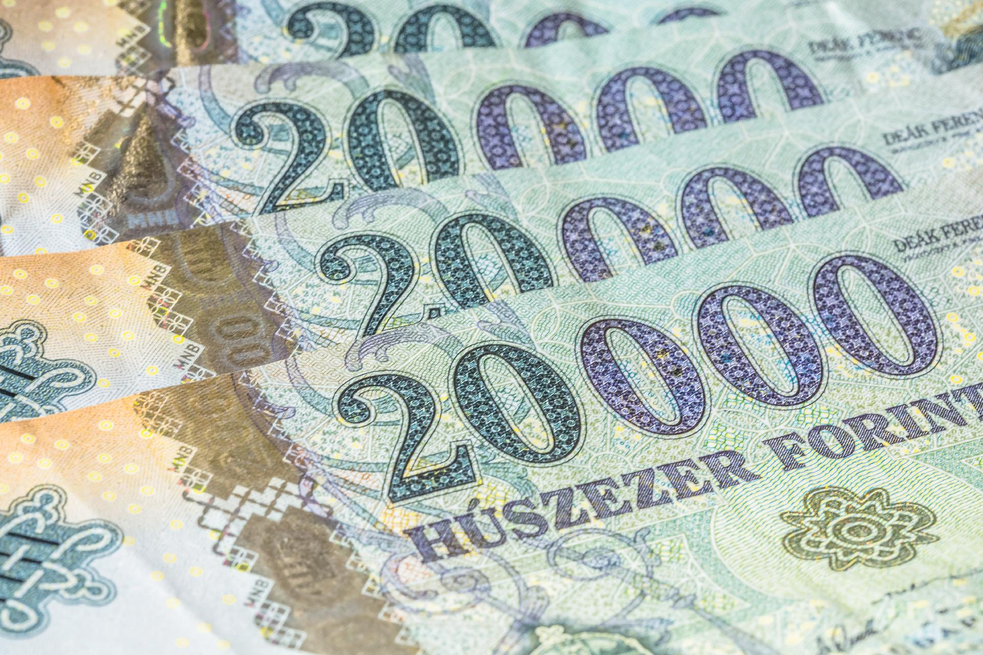 Jókedvűen ébredt a forint: benézett 370 alá az euró