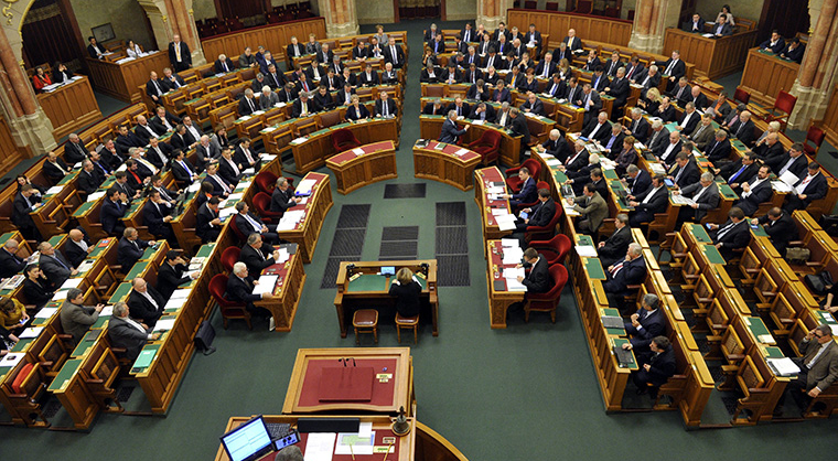 Országgyűlés: panaszáradat várható a délutáni ülésen