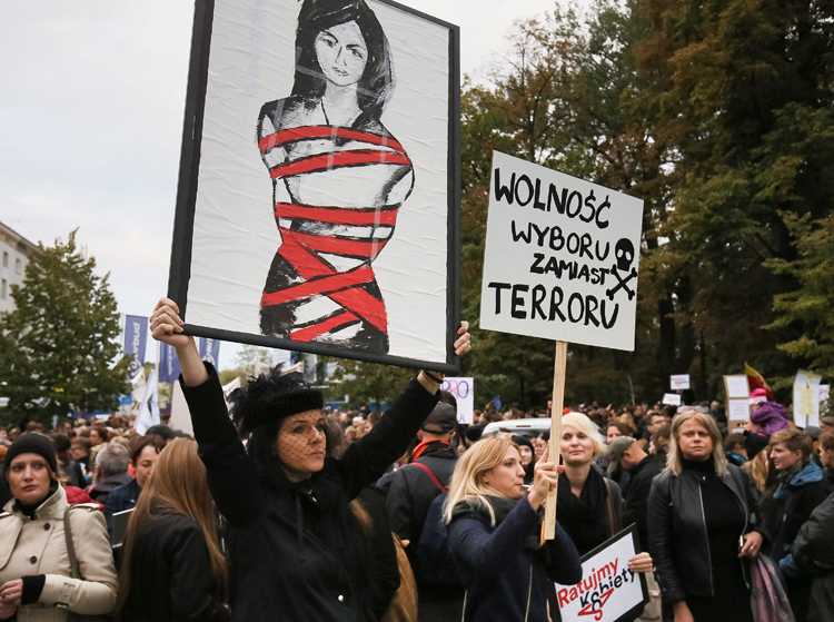 Büntetőeljárás indult a lengyel abortusztörvény elleni tüntetések egyik szervezője ellen