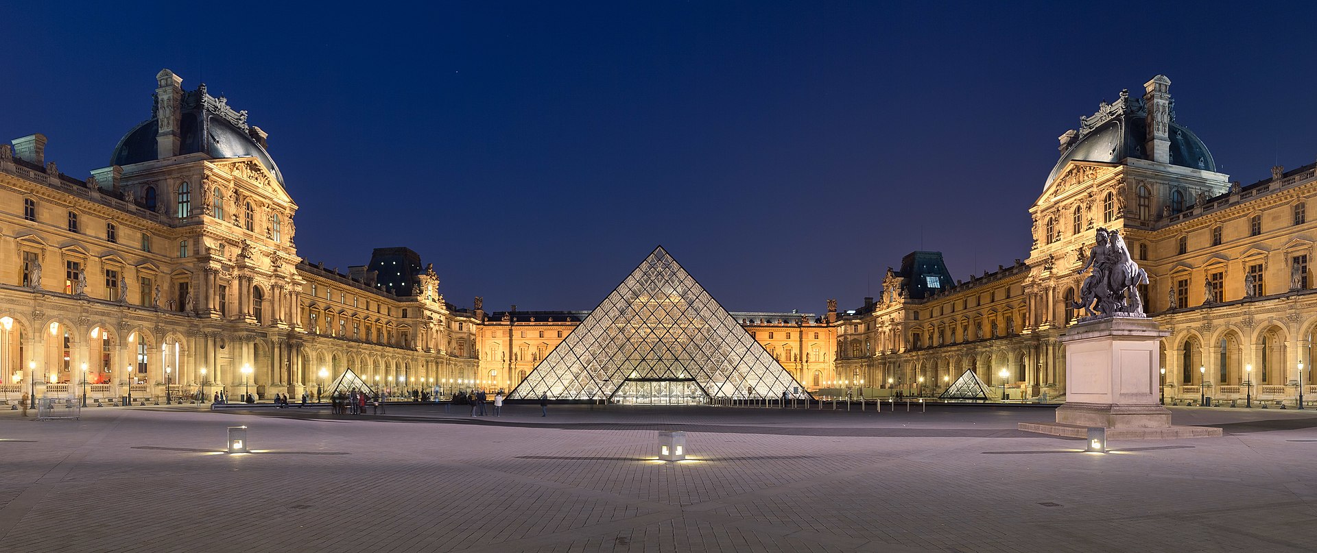 Bombariadó van a párizsi Louvre múzeumban, a Versailles-i kastélyban és a lyoni pályaudvaron 