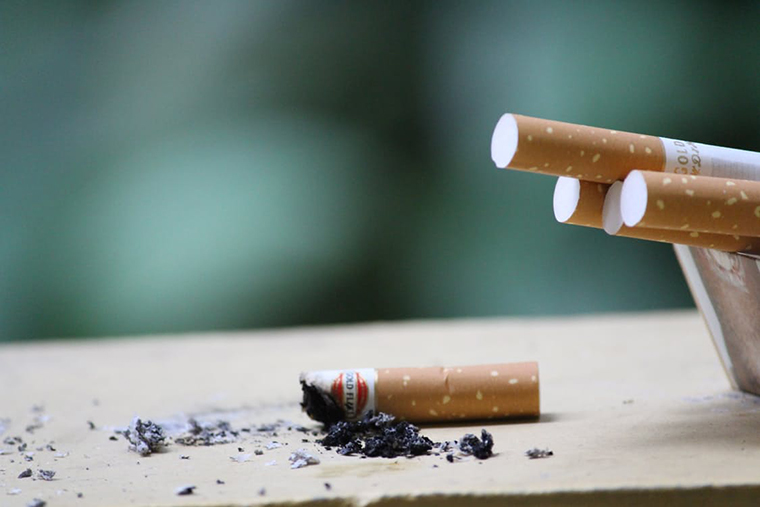 Túl drága lett a cigi a magyaroknak, inkább leszoknak