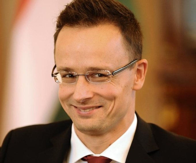 Szijjártó elképzelni sem tud Orbán Viktornál demokratikusabb politikust Európában