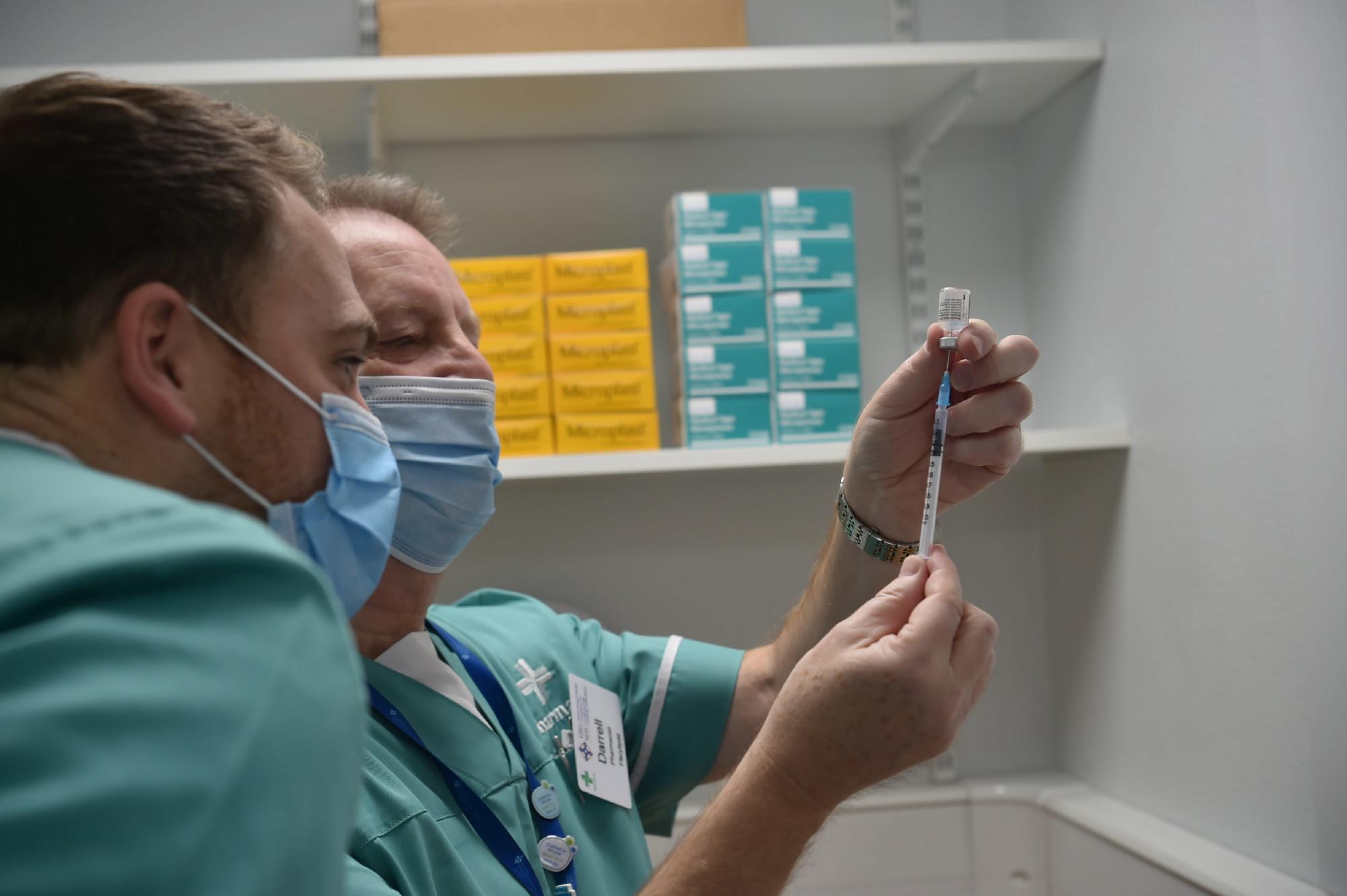 Zöld utat kapott az AstraZeneca és az Oxfordi Egyetem közös vakcinája