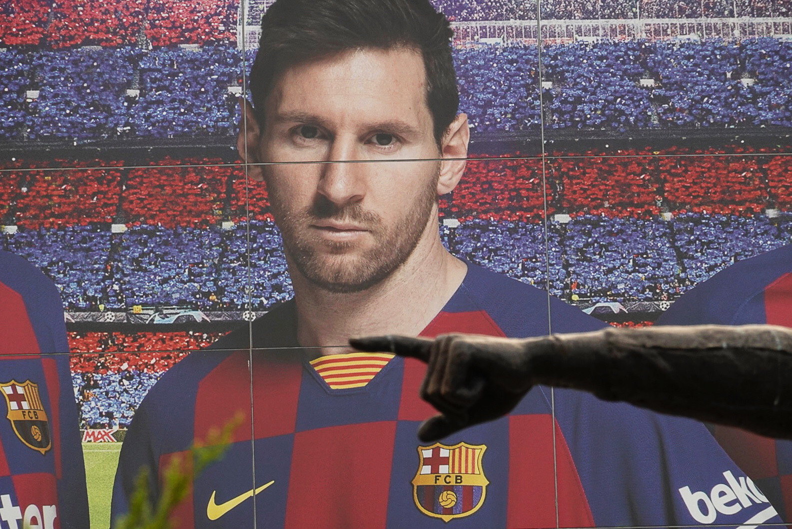 Csődbe vinné a Barcelonát, ha maradna a klubnál Lionel Messi