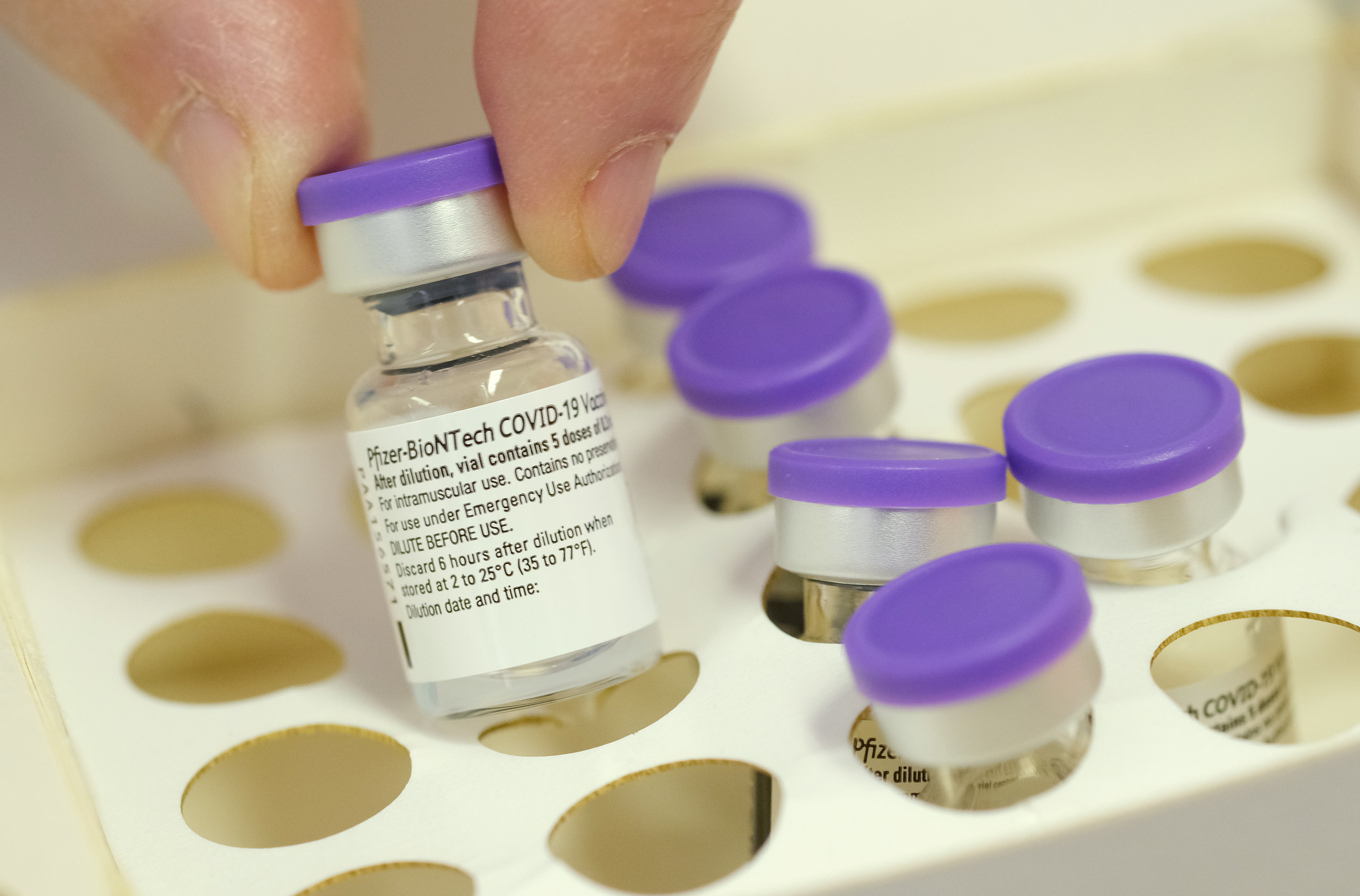Az Európai Bizottság újabb 300 millió adag Pfizer/BioNTech-vakcina beszerzéséről állapodott meg