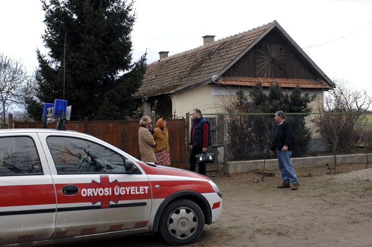 Boconád, 2007. január 15. A Boconád közelében lévő tanyán Novák Emilné fogadja a hétvégi ügyeletes Bessenyei Ákos háziorvost, aki Tarnaméra lakosai közül 1550-nek az egészségéről gondoskodik. A péntek délutántól hétfő reggelig tartó ügyeletben kibővül az orvos területe: Heves megye nyolc településének betegeit látja el. Ügyeleti körzetében sokan külterületen és tanyán élnek, az idős betegeket otthonukban keresi fel a háziorvos. MTI Fotó: H. Szabó Sándor