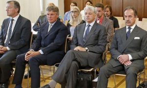 Heinrich Pecina a bíróság előtt (jobb szélen) a tárgyalás első napján Forrás: Kleine Zeitung