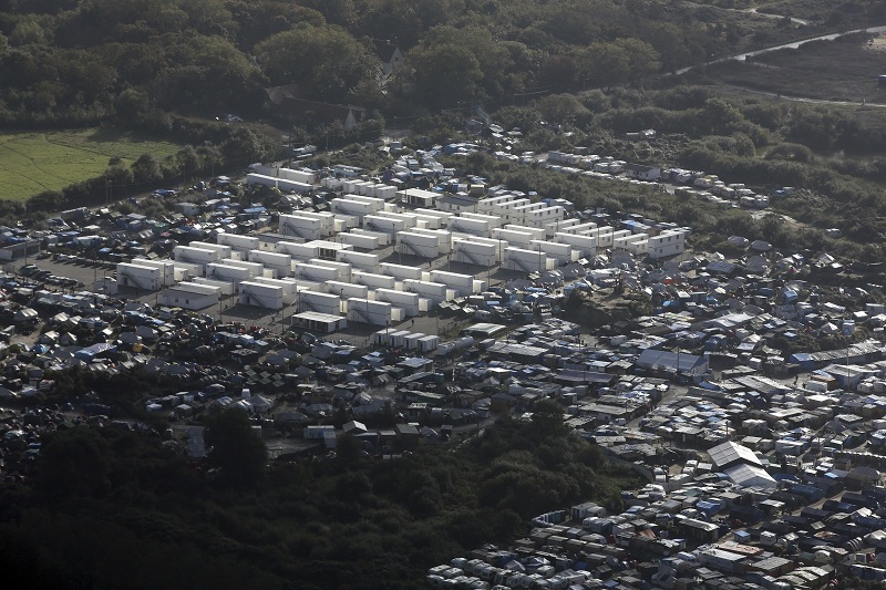 A Franciaországból Nagy-Britanniába átjutni szándékozó illegális bevándorlók tábora a franciaországi Calais-ban Fotó: MTI/AP/Thibault Camus