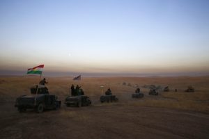 Iraki kurd harcosok, pesmergák konvoja halad Moszul felé Fotó: MTI/AP/Bram Janssen