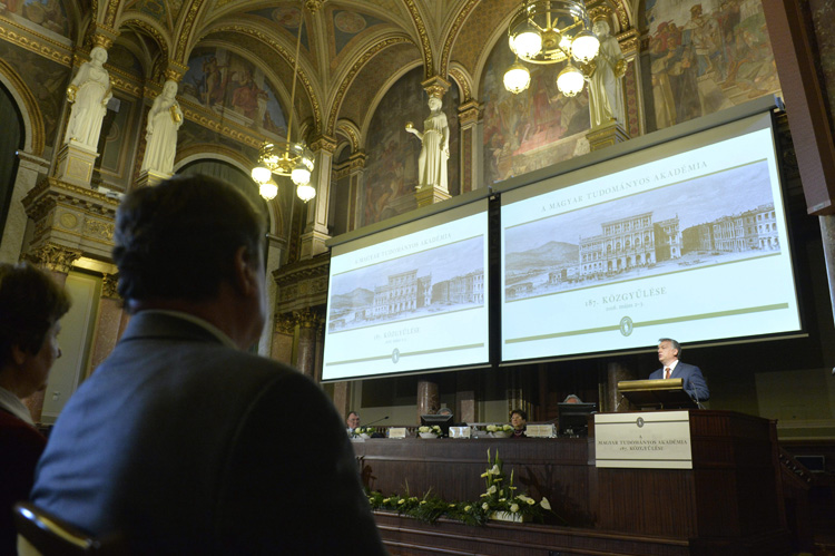 Budapest, 2016. május 2. Orbán Viktor miniszterelnök beszédet mond a Magyar Tudományos Akadémia (MTA) 187. rendes közgyûlésén az MTA dísztermében 2016. május 2-án. MTI Fotó: Koszticsák Szilárd