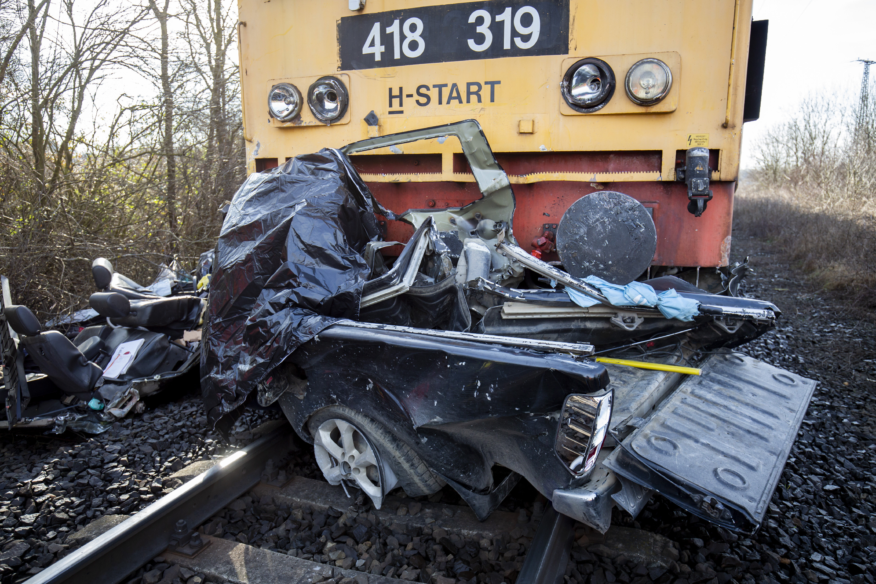 Tilos jelzés ellenére a sínekre hajtott teherautóval, nem tudták megmenteni az életét