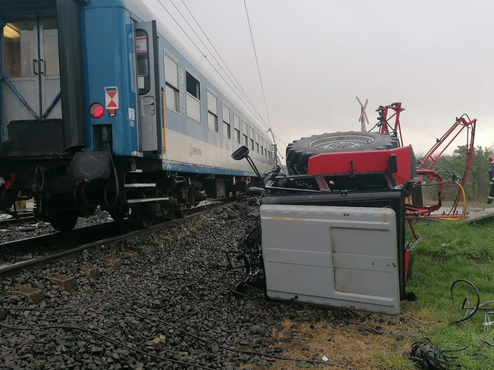 Két vonattal is ütközött a traktor, vezetője meghalt