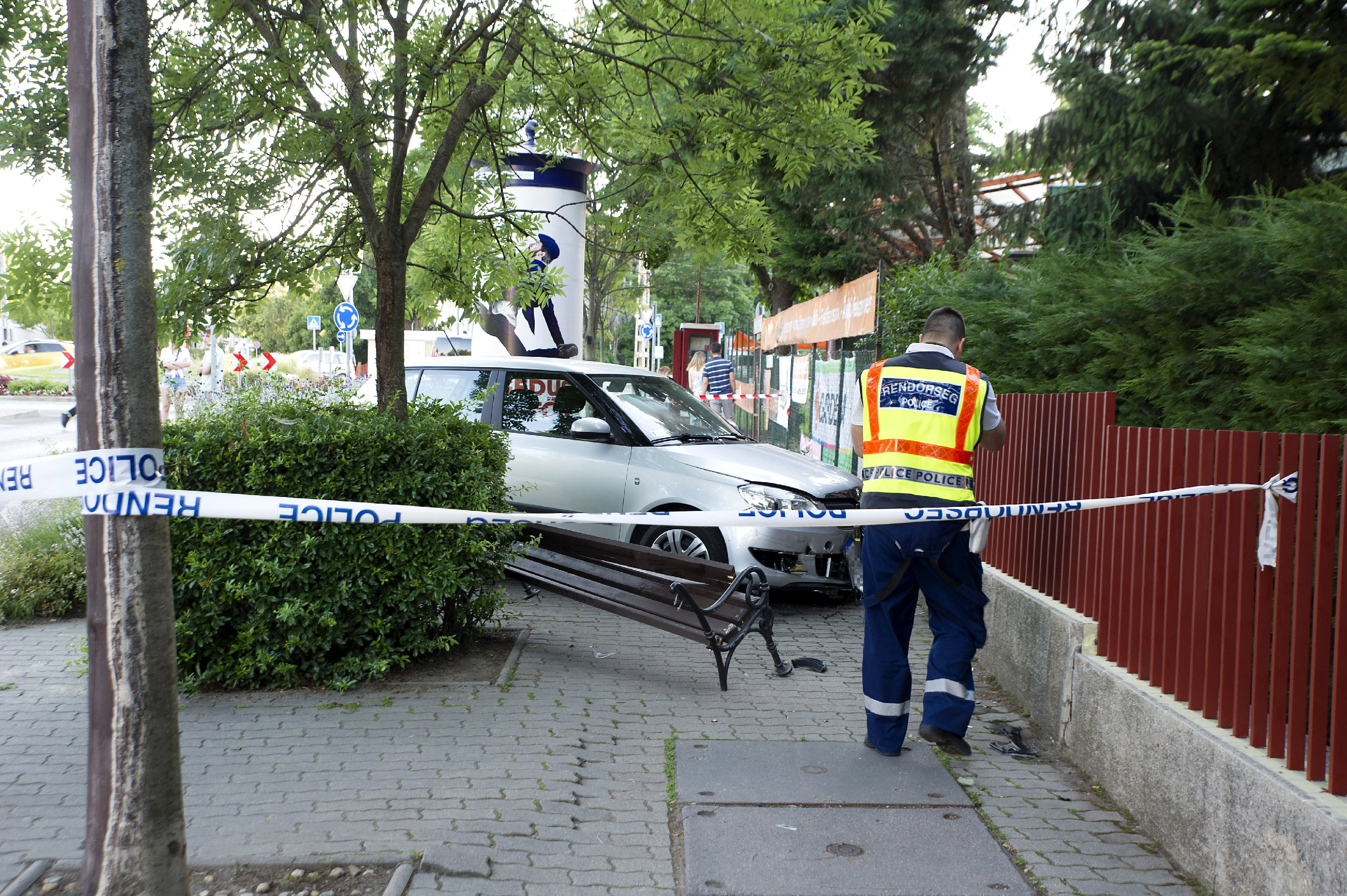 Egy padon ülő nőt és gyerekeit elgázolva egy kerítésbe csapódott egy autó Budapesten