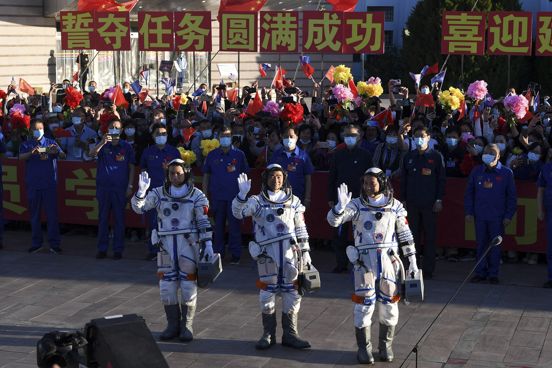 Kína űrkutatása történetének leghosszabb missziójára küldött három asztronautát 