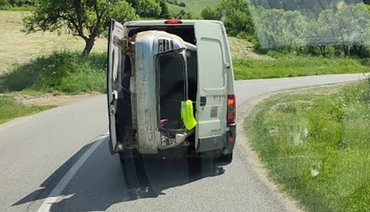 Nem akadt tréler, így inkább a furgon hátuljába gyömöszölték a személyautót