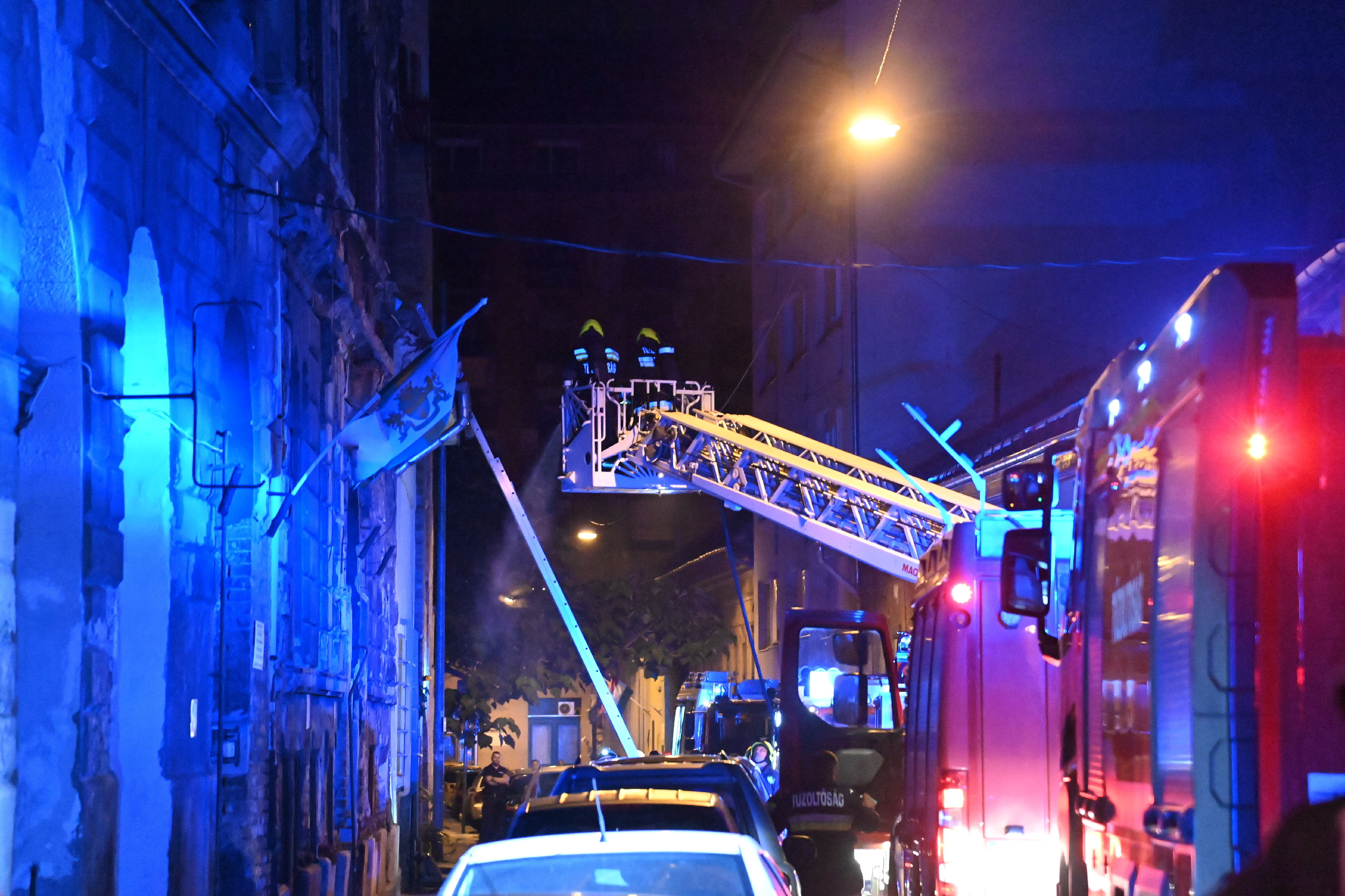 Nagy tűz egy szállón Budapesten, a munkások a tetőre menekültek