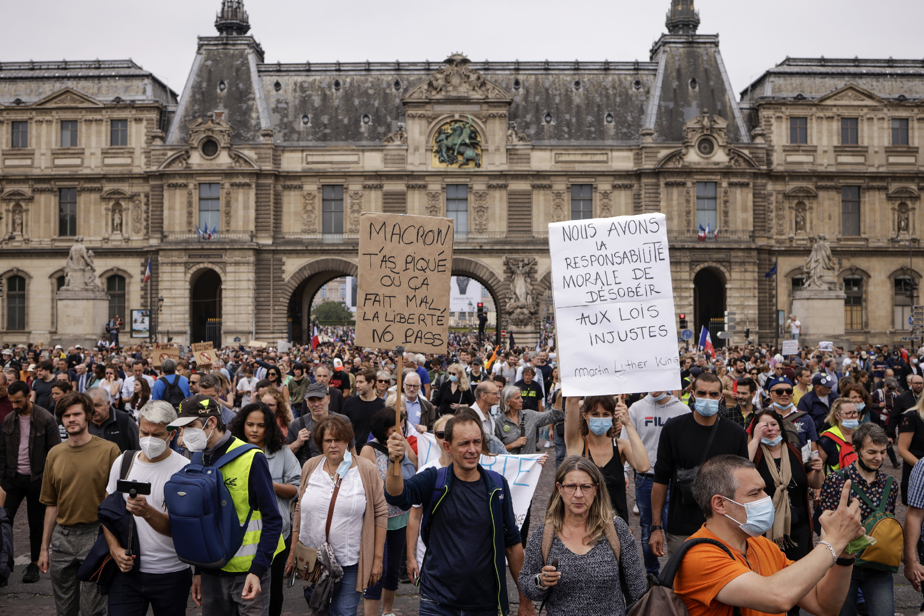A lezárások ellen tüntettek Párizsban, könnygázzal fújták le őket
