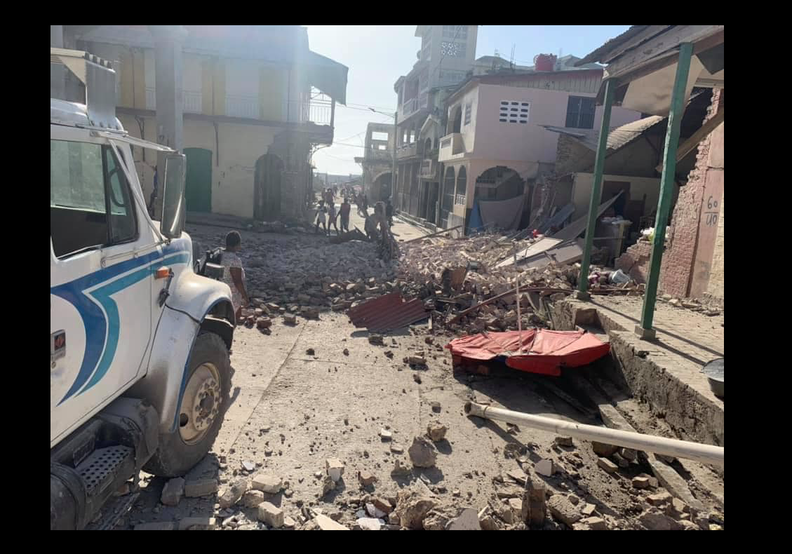 Rendkívüli állapot követi a pusztító földrengést Haitin