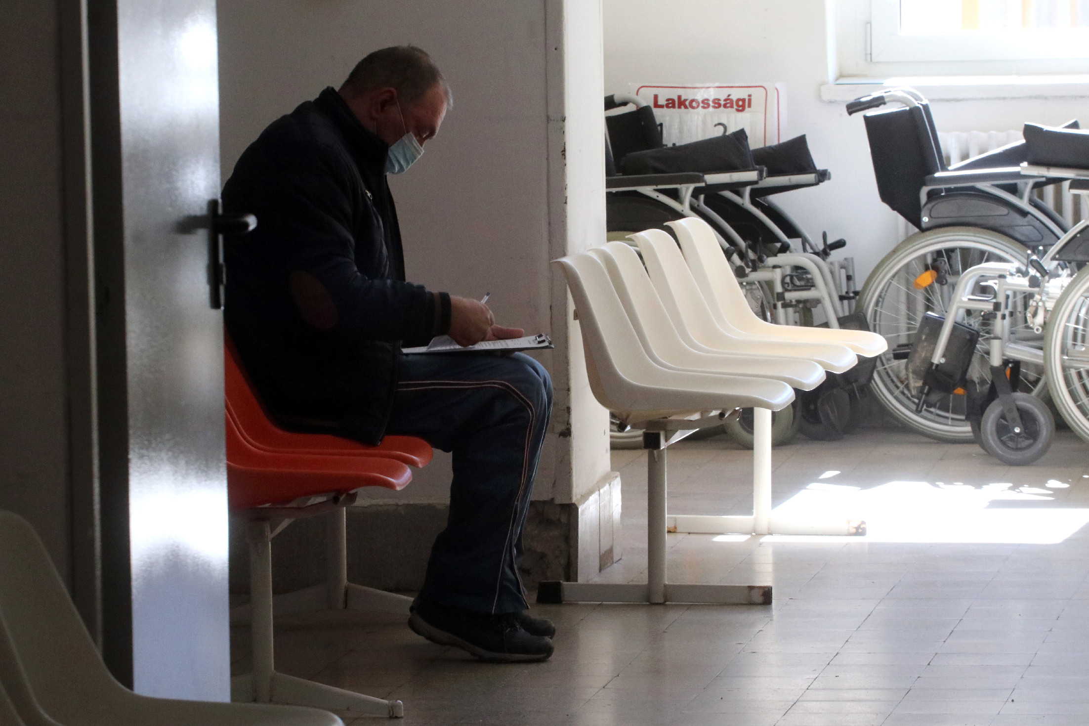 A napi fertőzöttek száma ezer felett, 64-en haltak meg