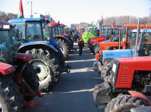 Gazdatüntetés: augusztus 20-án traktorok foglalják el az alsó rakpartot