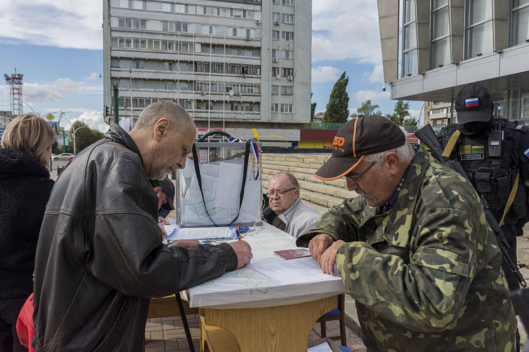 Luhanszkban a nyílt utcán, átlátszó urnákkal tartják a népszavazást