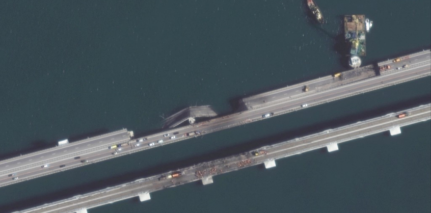 Friss műholdfelvételek a felrobbantott krími hídról