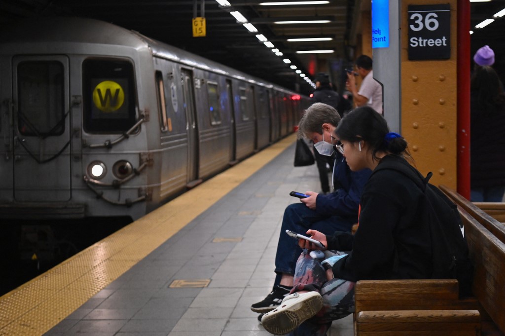 Videón, ahogy minden előzmény nélkül a metrósínek közé löknek egy férfit