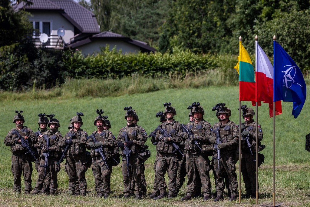 Lengyelország kétezer katonával erősíti meg a fehérorosz határ védelmét