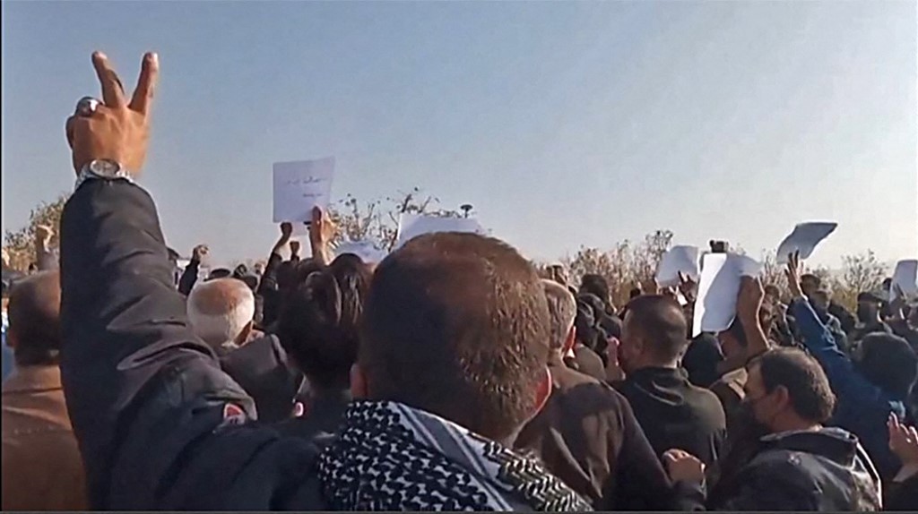 Iráni tüntetések – Tüzet nyitottak a Mahsza Amini sírjánál összegyűlt emberekre