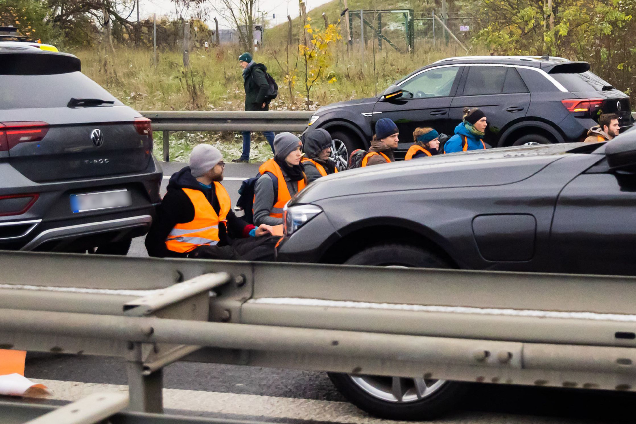 Klímaaktivisták bénították meg a közlekedést a berlini repülőtéren