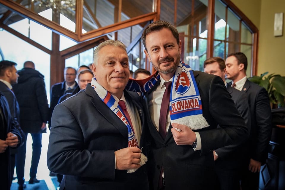 Szlovák sálat akasztottak Orbán nyakába