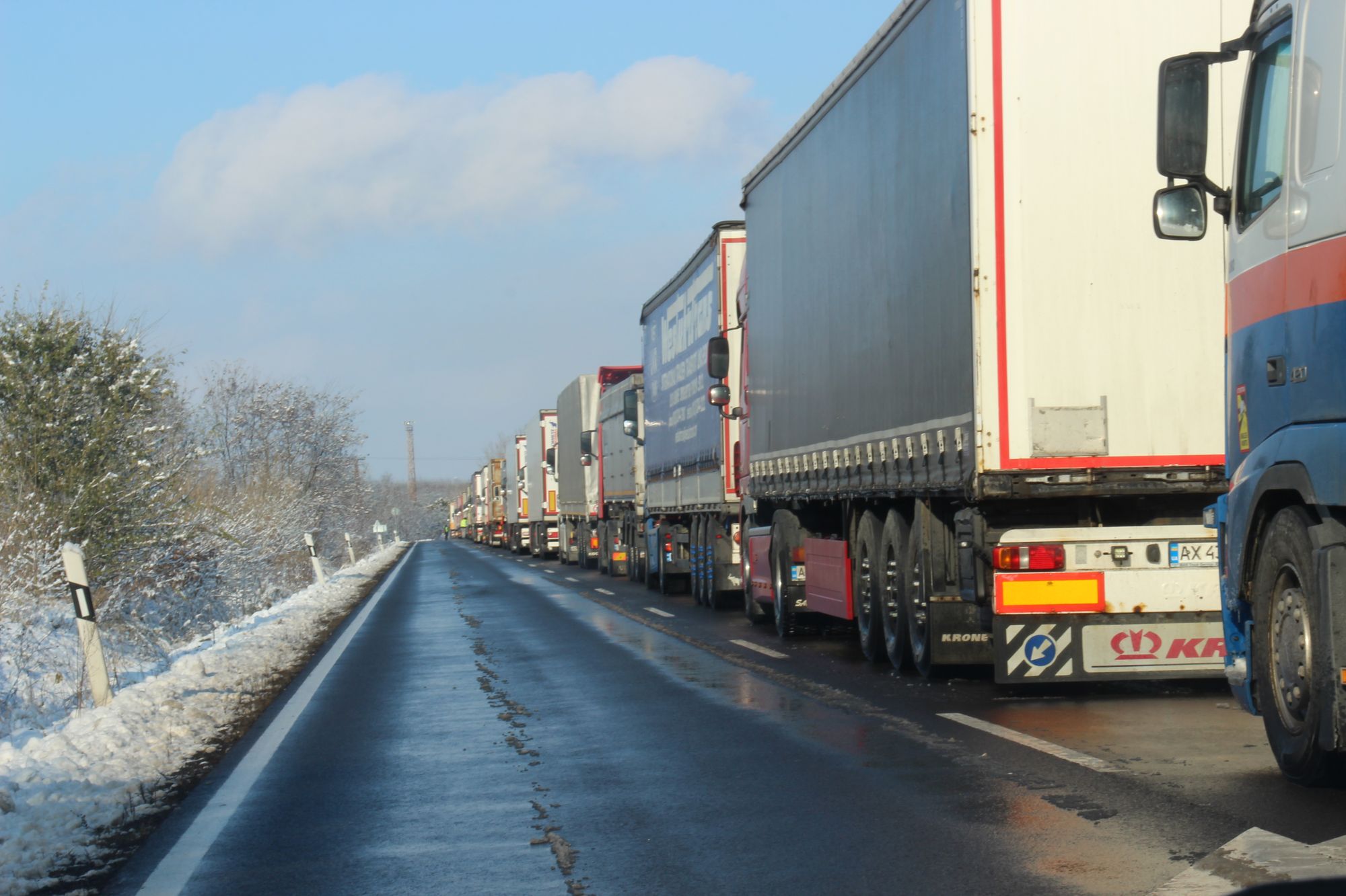 Jelentősen csökkent az ukrán határnál várakozó kamionok száma
