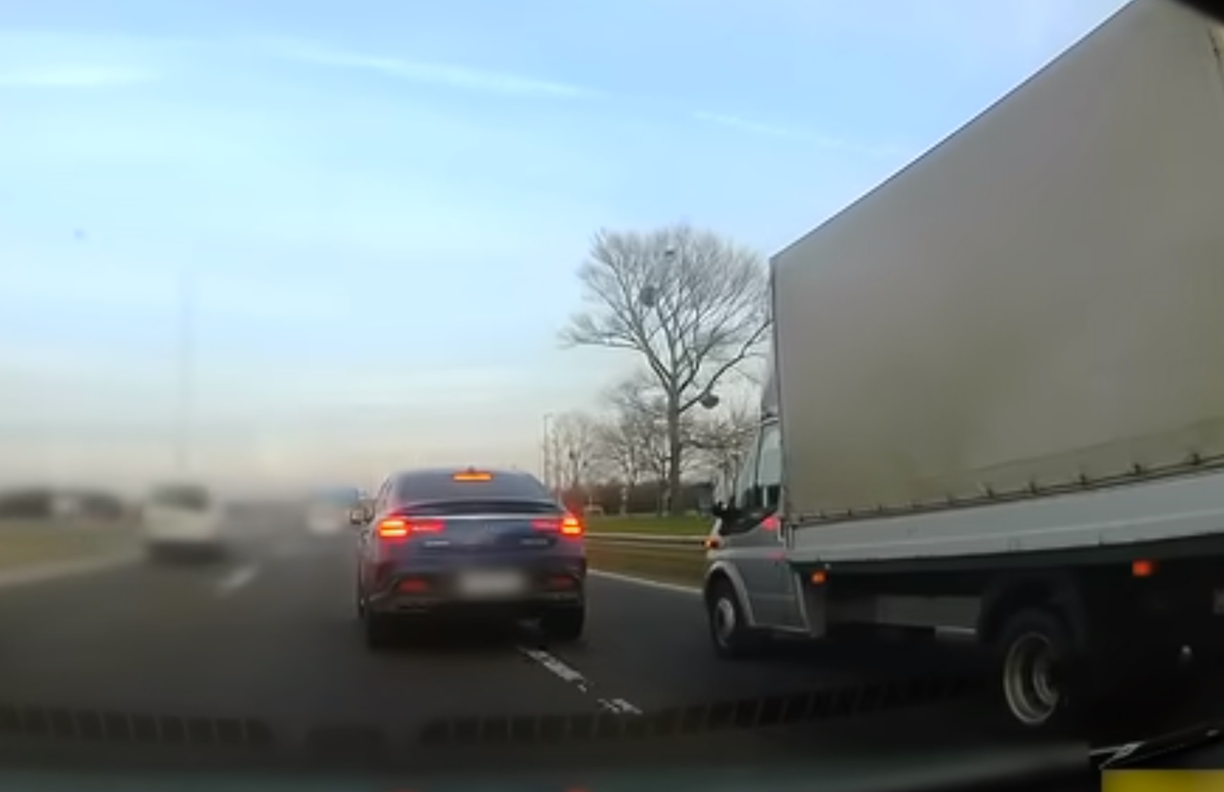 Videón a sietősen előzgető mercedeses, aki szinte állóra fékezte a fél M3-as autópályát 