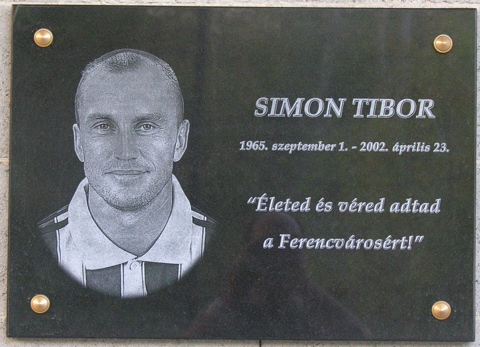 Mindenkit megnyugtatott a polgármester: Nem tűnt el Simon Tibor emléktáblája