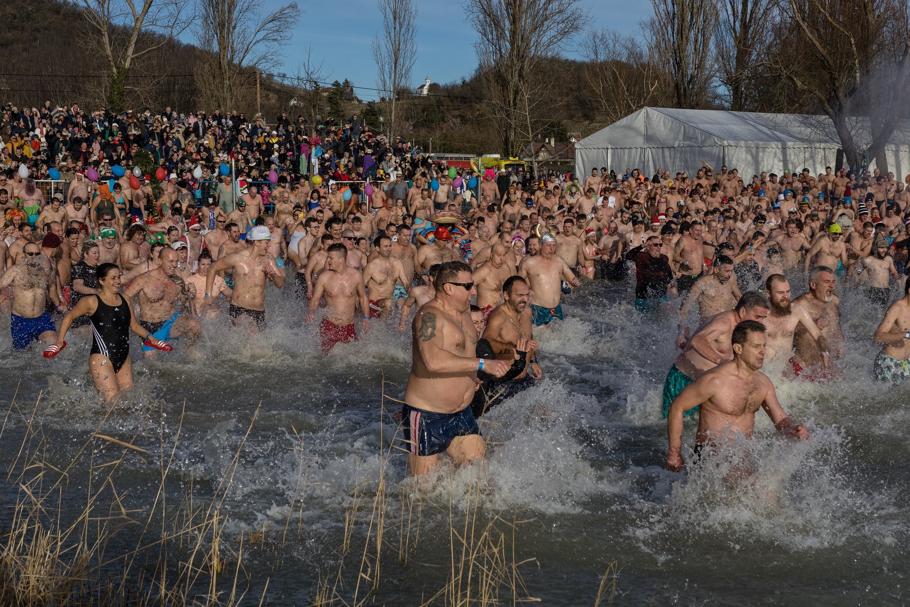 Tömegek mártóztak meg idén is a 3 Celsius-fokos Balatonban