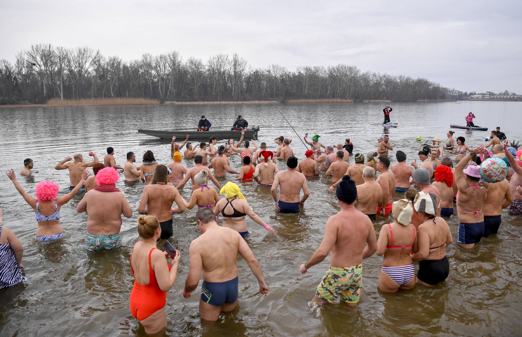 Csobbanás a Tisza-tóban: jéghideg vízbe mártóztak a fürdőzők