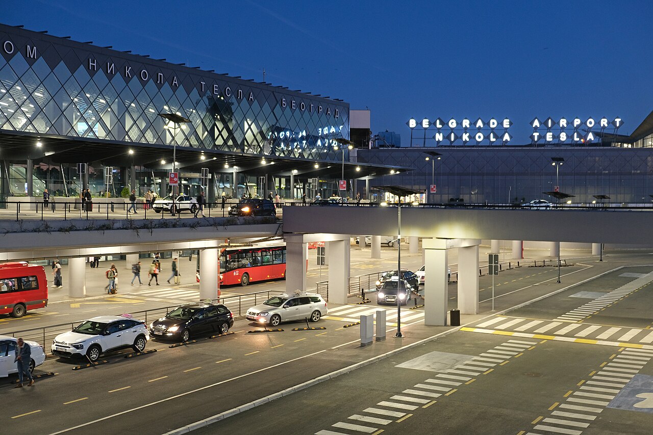 Elkutyulták az utasokat, technikailag összeomlott a belgrádi repülőtér