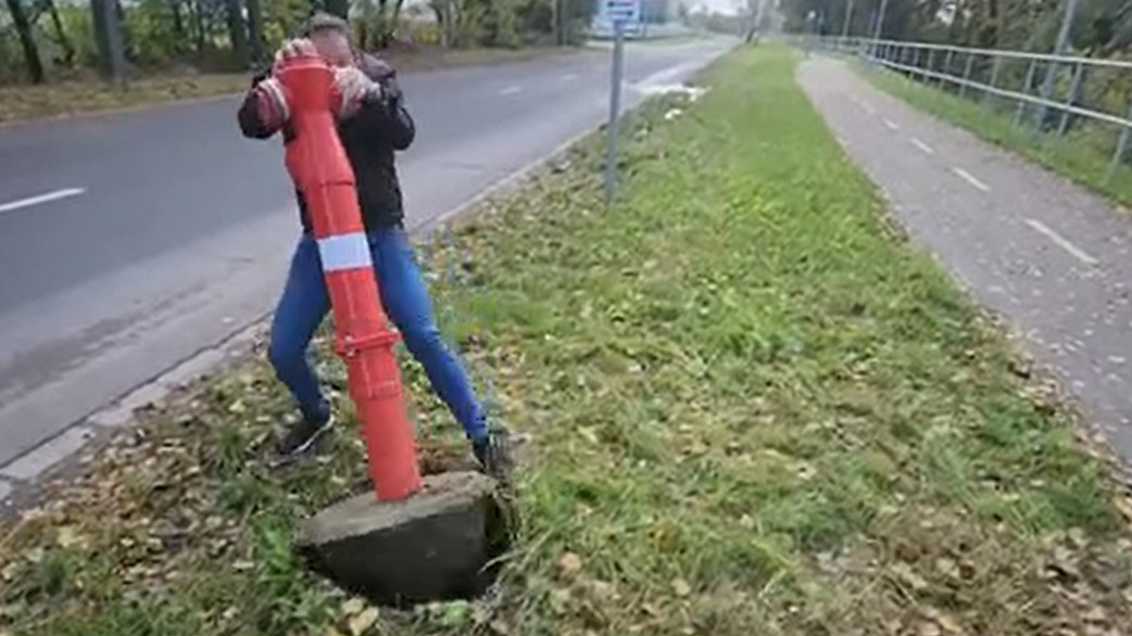 Videó: a győri képviselő, Hajtó Péter kidöntött egy tűzcsapot