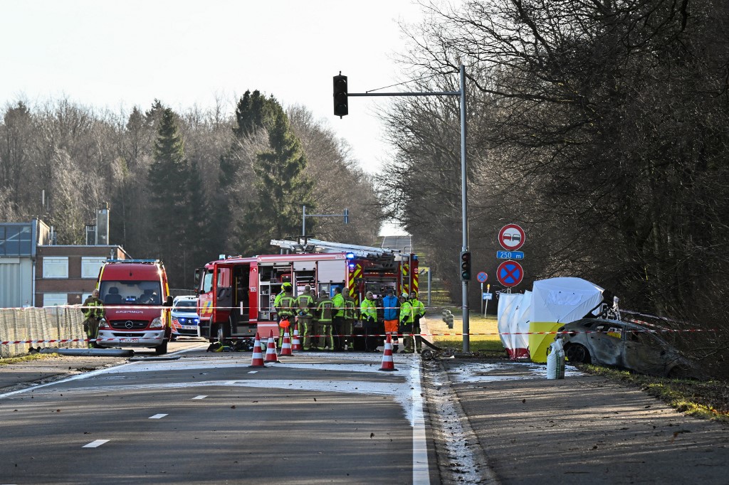 Autóra zuhant egy repülőgép Belgiumban, szörnyethalt a pilóta és utasa