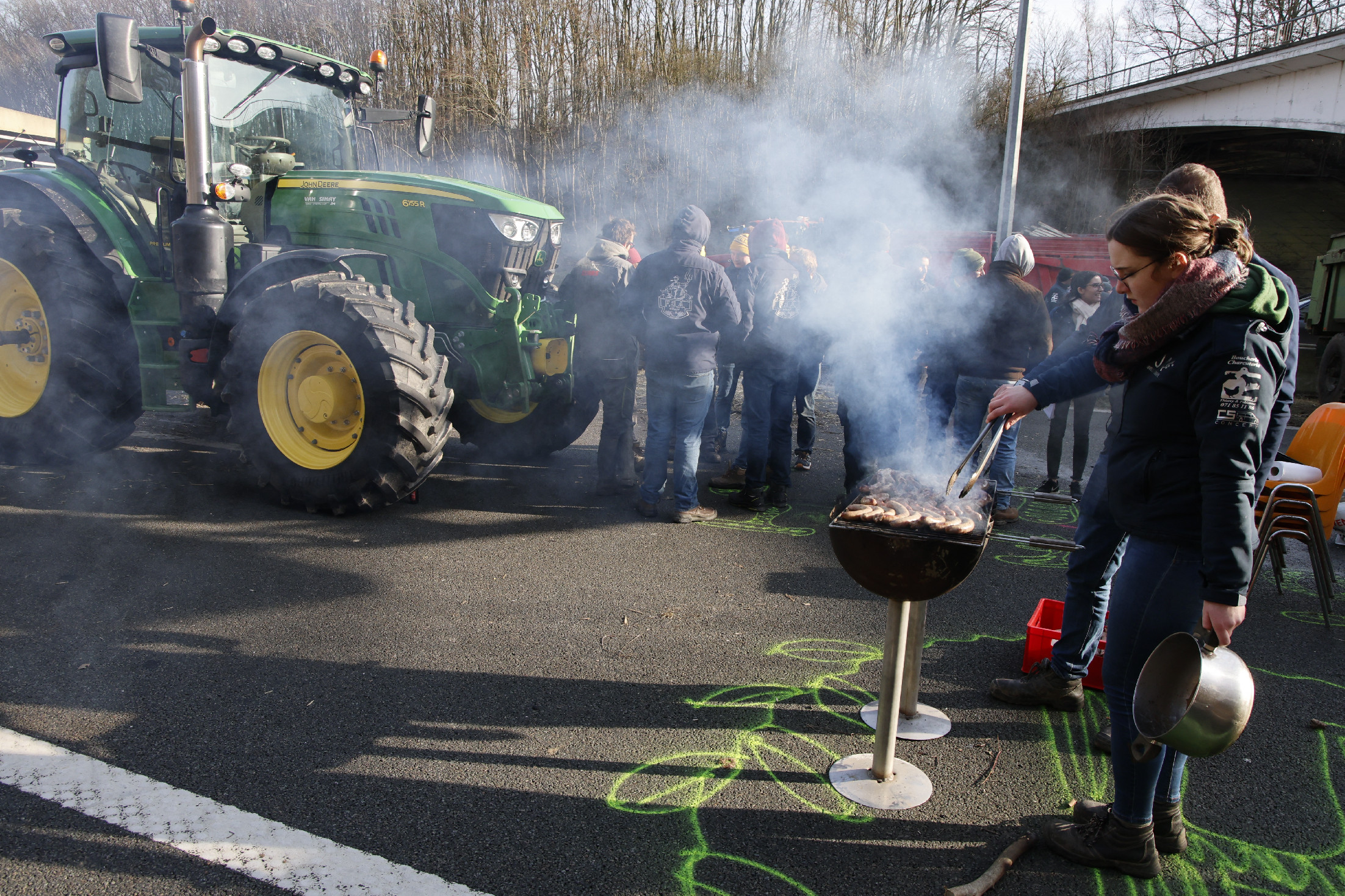 Utcára vonuló traktorok százaival kezdődött el a belga gazdatüntetés