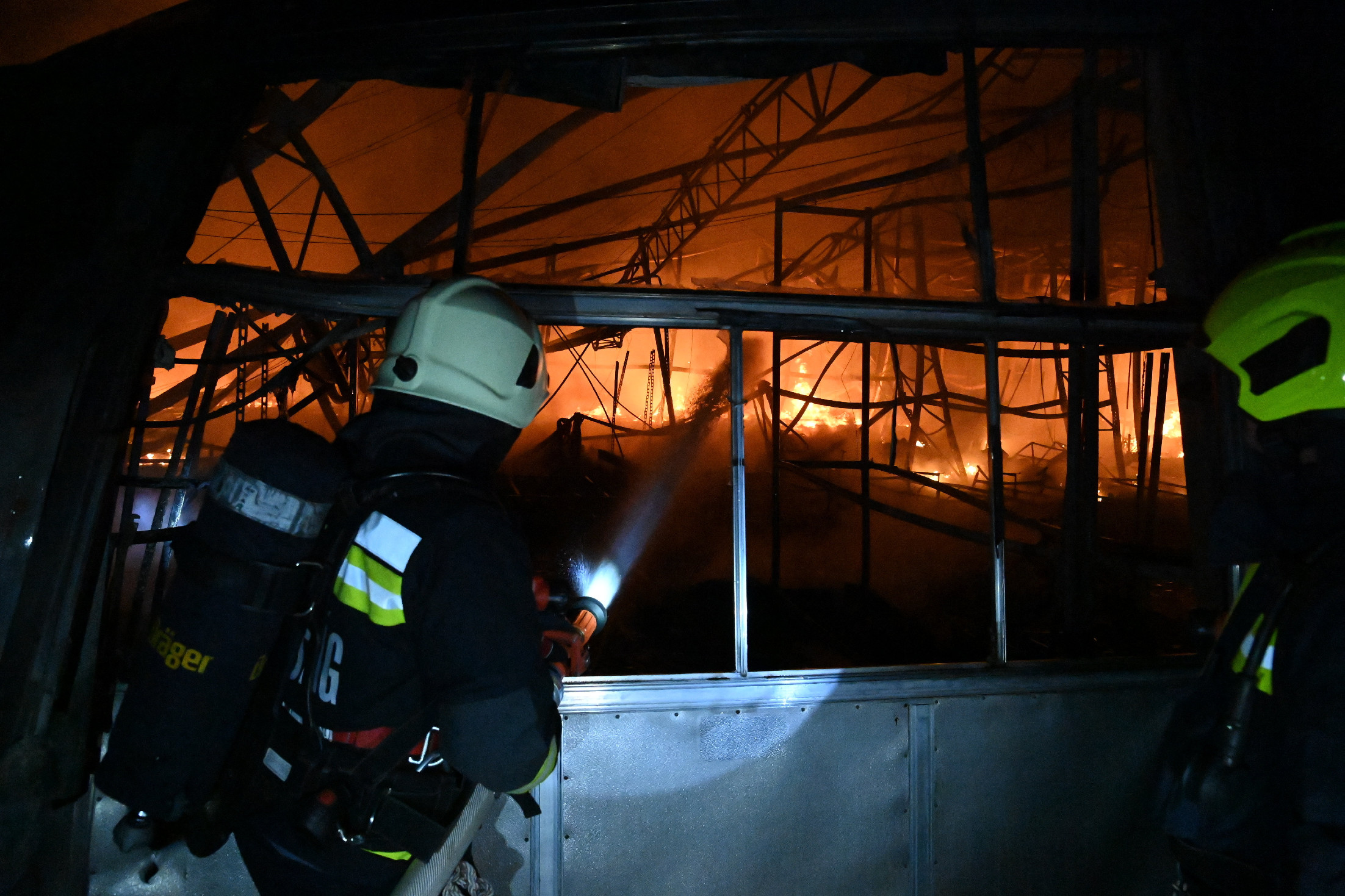 Brutális tűz Budapesten: lángolt a 10000 négyzetméteres Oázis kertészet