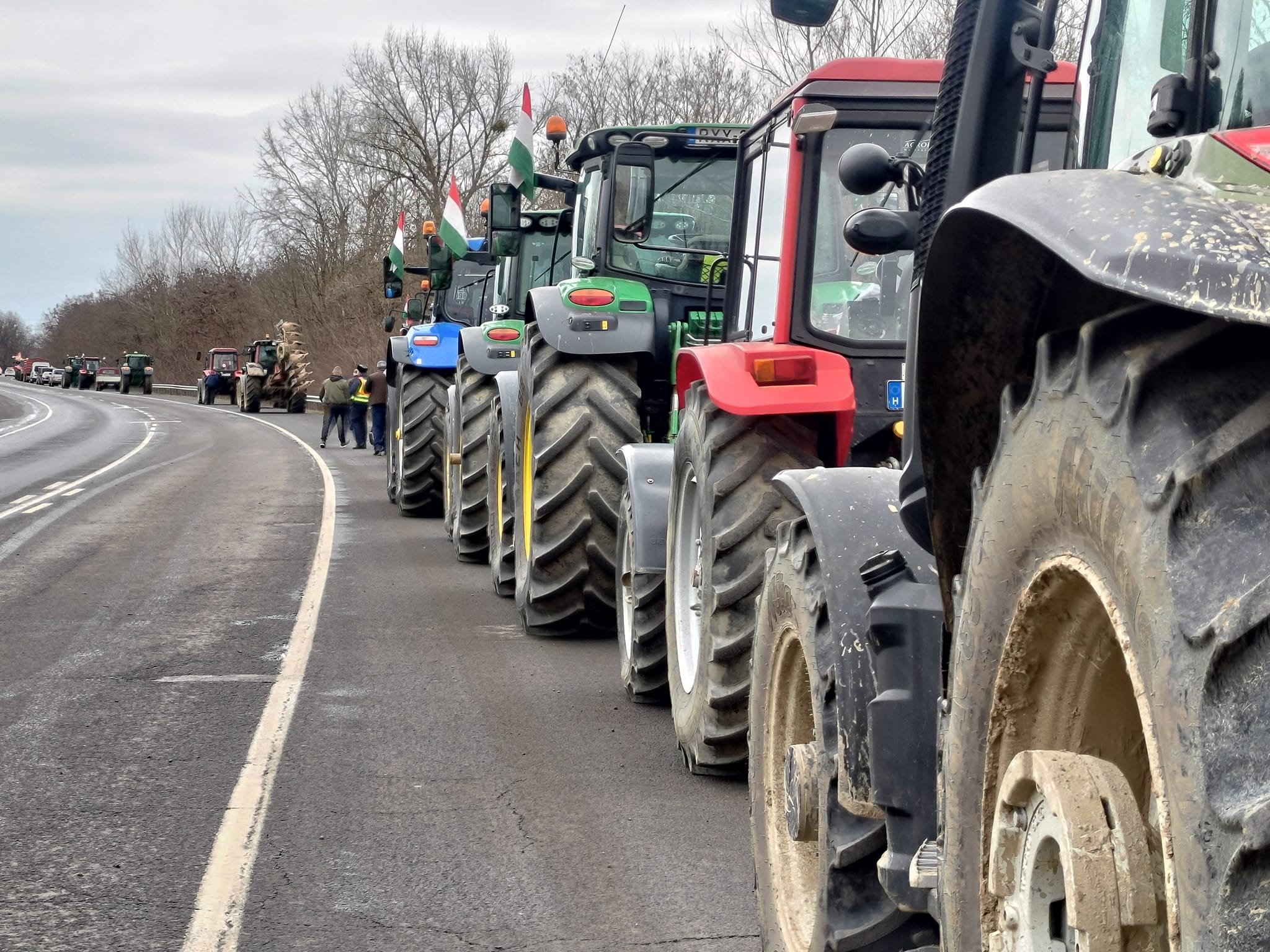 Videón: traktorokkal elzárták a magyar gazdák az utat Ukrajna felé