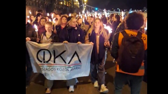Videón, ahogy a fáklyás tüntetők vonulnak a Belgrád rakpartról a Kossuth tér felé